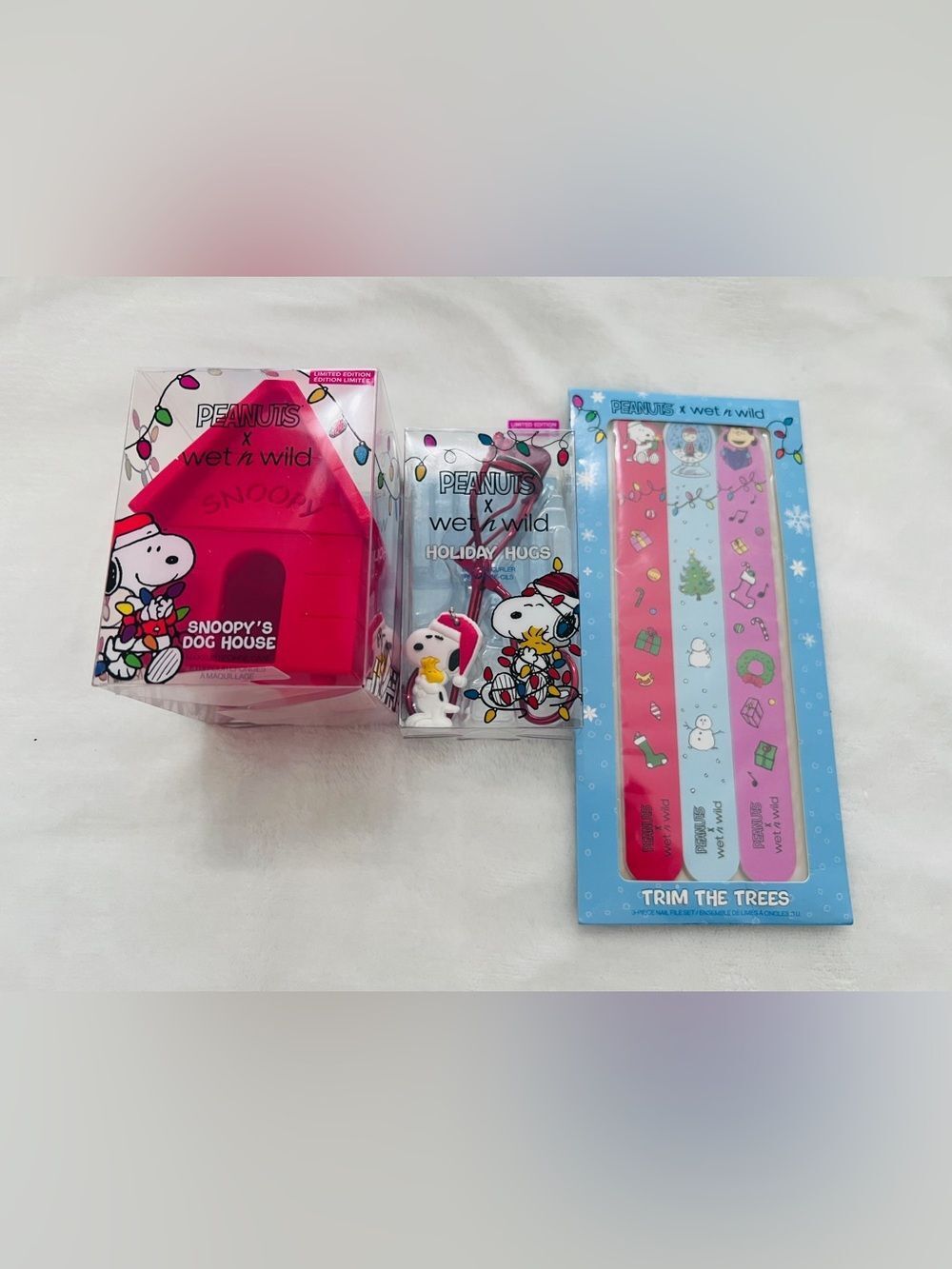 Peanuts wet n wild  ,beauty blender case , eyelash curler and nail filer